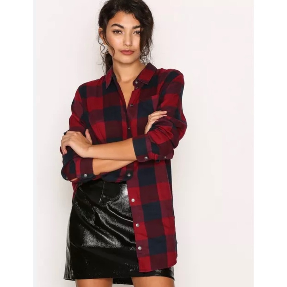Cloth & Stone Frayed Hem Button Down Plaid Top Black and Red Small
